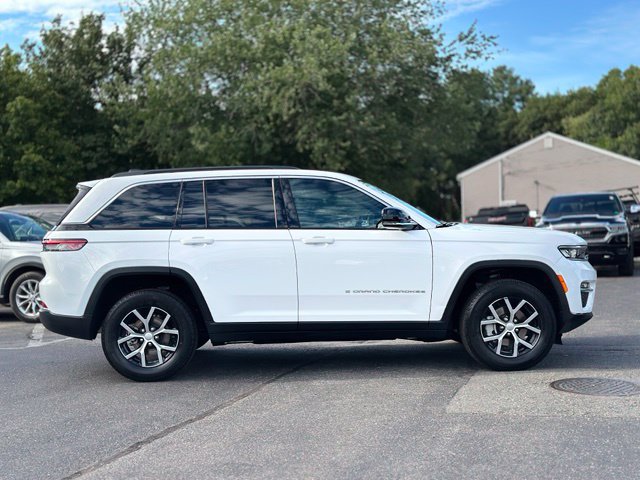 Used 2024 Jeep Grand Cherokee Limited AWD/4WD image 8