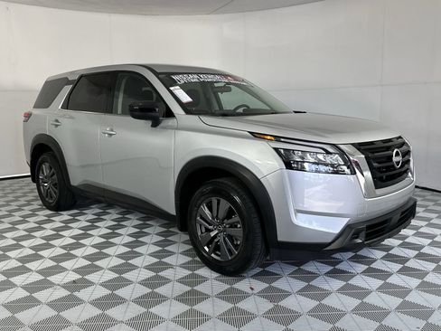 Used 2024 Nissan Pathfinder S FWD image 2