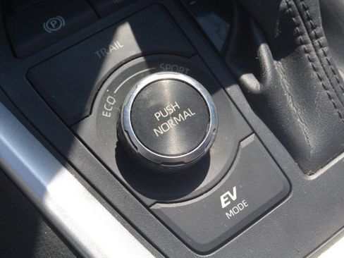 Used 2021 Toyota RAV4 XLE w/ Convenience Package AWD/4WD image 25
