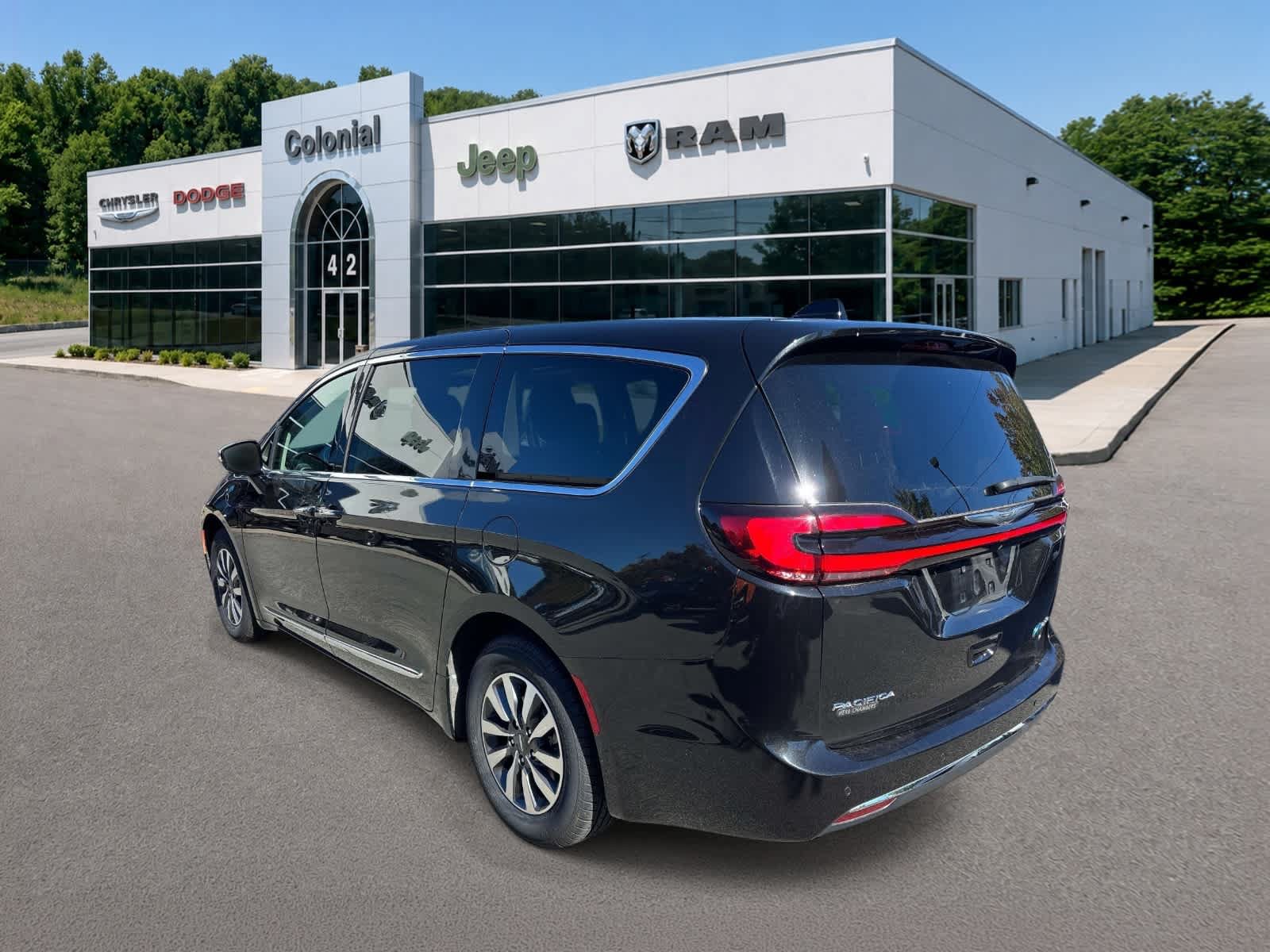 Used 2023 Chrysler Pacifica Limited w/ Uconnect Theater Family Group FWD image 3
