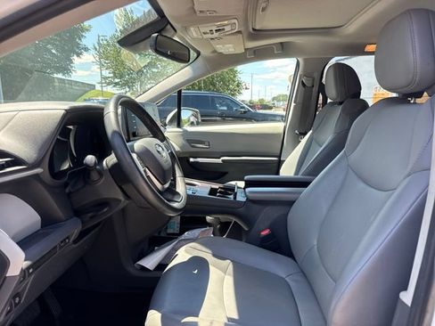 Used 2023 Toyota Sienna XLE FWD image 14