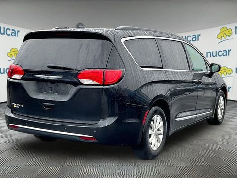 Used 2017 Chrysler Pacifica Touring-L image 6