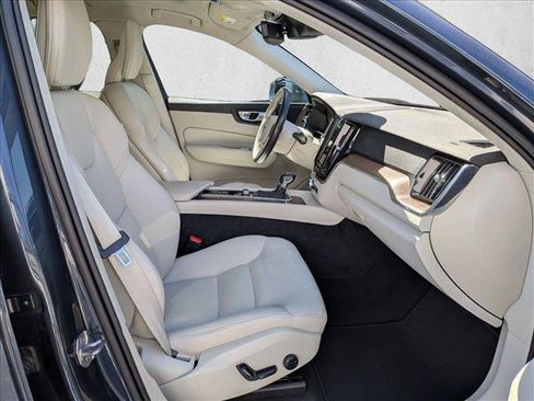 Used 2021 Volvo XC60 T5 Momentum AWD/4WD image 16