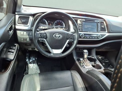 Used 2017 Toyota Highlander Limited AWD/4WD image 4