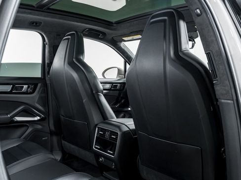 Used 2022 Porsche Cayenne Turbo AWD/4WD image 34