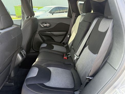 Used 2017 Jeep Cherokee Limited w/ Luxury Group FWD image 8