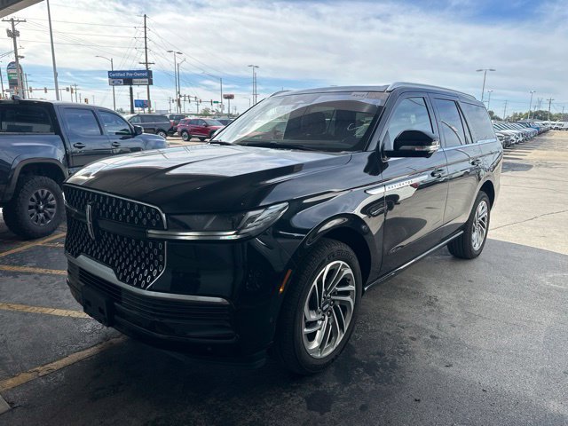 Used 2025 Lincoln Navigator Reserve AWD/4WD image 2
