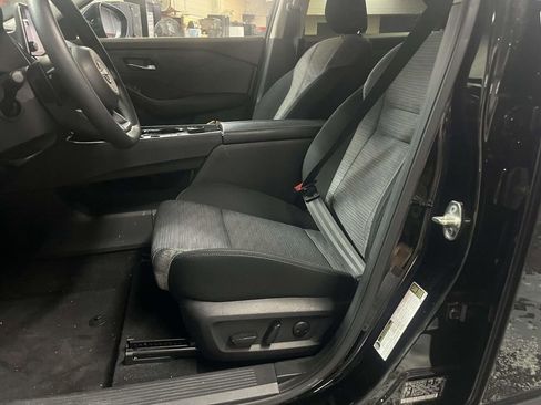 Used 2023 Nissan Rogue SV AWD/4WD image 16