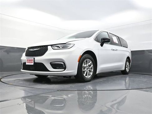 Used 2024 Chrysler Pacifica Touring-L image 27