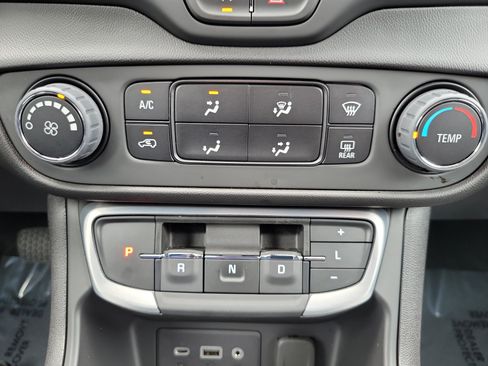 Used 2024 GMC Terrain SLE FWD image 21