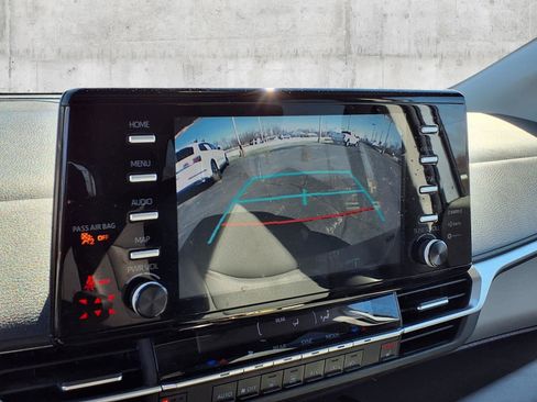 Used 2022 Toyota Sienna XLE FWD image 21