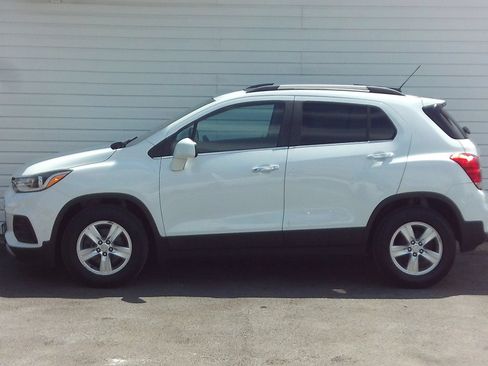Used 2017 Chevrolet Trax LT w/ Sun & Sound Package FWD image 2