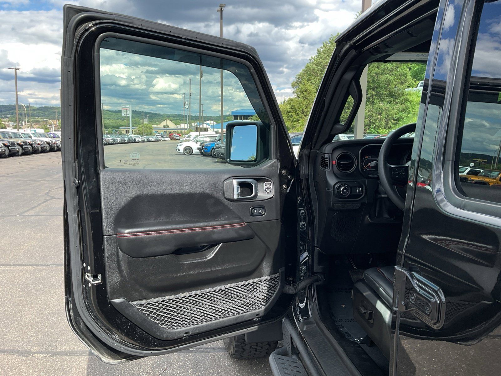 Used 2024 Jeep Wrangler Unlimited Rubicon AWD/4WD image 23