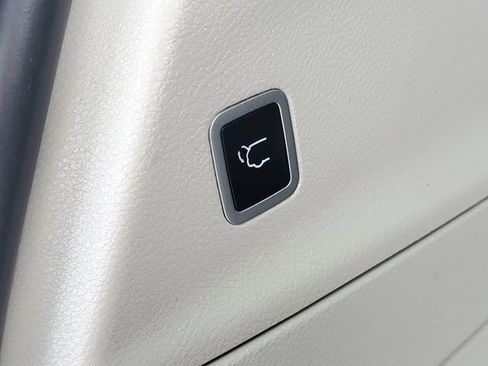 Used 2024 Chrysler Pacifica Touring-L image 36