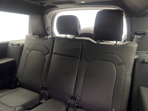 Used 2023 Land Rover Defender 130 X-Dynamic SE image 40