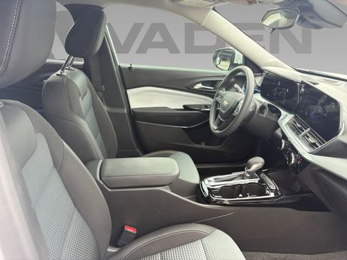 Used 2026 Chevrolet Trax LT FWD image 8