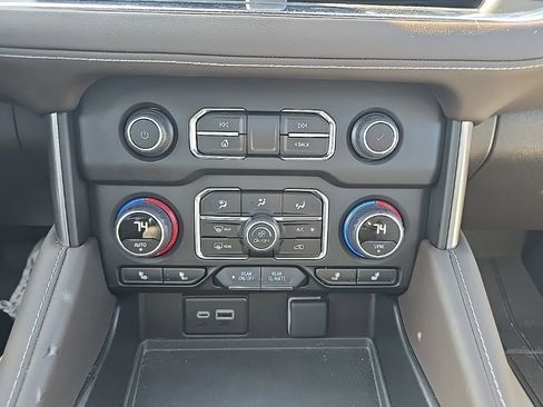 Used 2024 Chevrolet Suburban LT w/ Luxury Package image 25