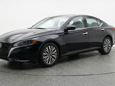Used 2025 Nissan Altima 2.5 SV image 3