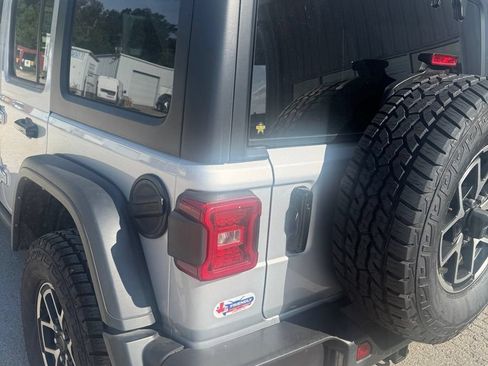 Used 2024 Jeep Wrangler Unlimited Rubicon AWD/4WD image 27
