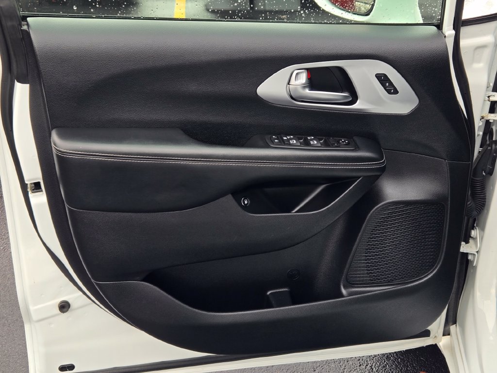 Used 2021 Chrysler Pacifica Touring-L w/ Uconnect Theater Family Group FWD image 38