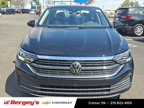 Used 2024 Volkswagen Jetta SE image 2