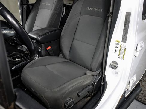 Used 2018 Jeep Wrangler Unlimited Sahara AWD/4WD image 28