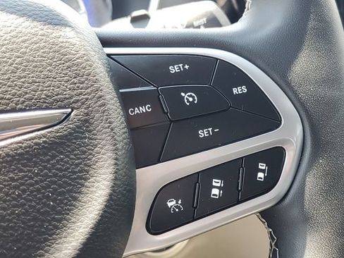 Used 2023 Chrysler Pacifica Touring-L FWD image 17