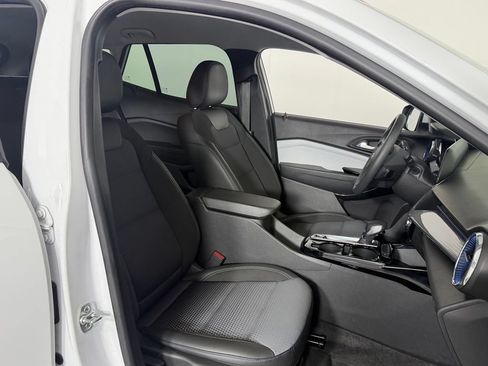 Used 2025 Chevrolet Trax LT FWD image 31