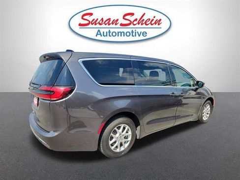 Used 2023 Chrysler Pacifica Touring-L FWD image 25