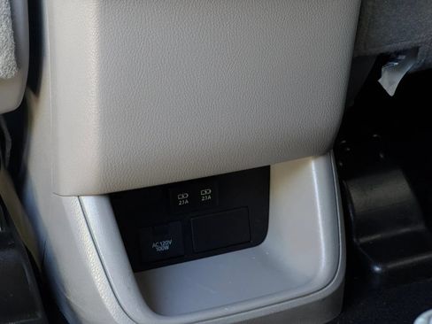 Used 2017 Toyota Highlander XLE FWD image 21
