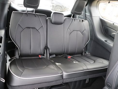 New 2023 Chrysler Pacifica Limited w/ Uconnect Theater Family Group image 40