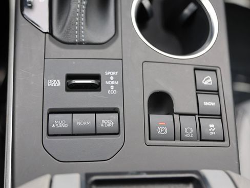 Used 2023 Toyota Highlander XLE AWD/4WD image 35