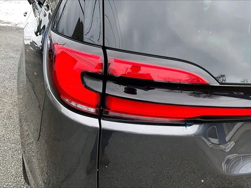 Used 2021 Chrysler Pacifica Touring-L image 29