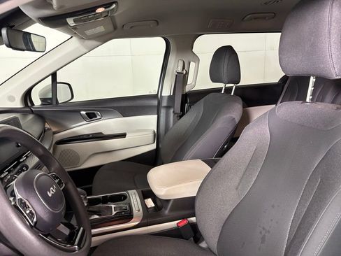 Used 2022 Kia Carnival LX image 18