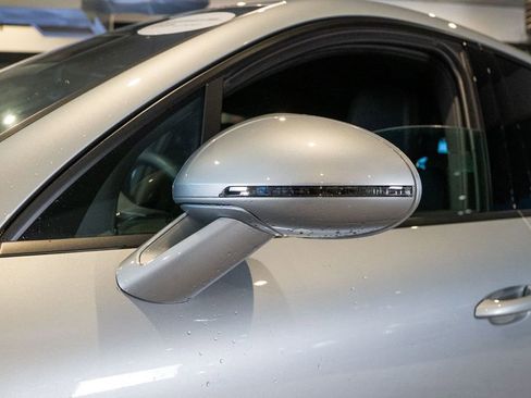 Certified 2025 Porsche Macan image 12