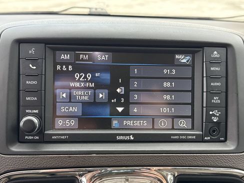Used 2015 Chrysler Town & Country Touring FWD image 23