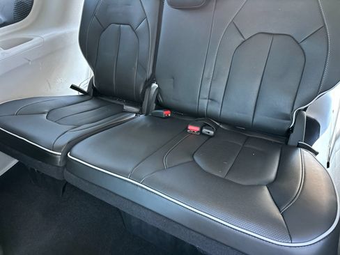 Used 2022 Chrysler Pacifica Limited w/ Uconnect Theater Family Group FWD image 15