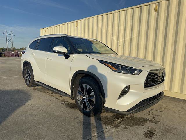 Used 2022 Toyota Highlander XLE FWD image 1