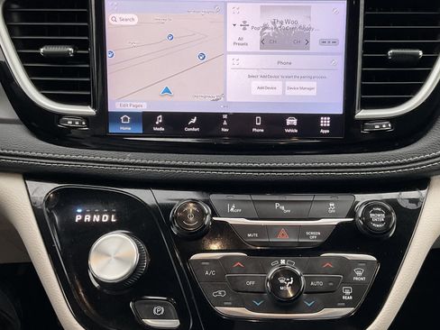 Used 2024 Chrysler Pacifica Select image 15