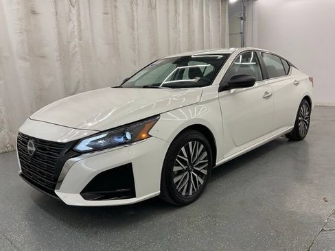 Used 2025 Nissan Altima 2.5 SV FWD image 4