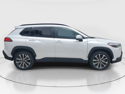 Used 2023 Toyota Corolla Cross XLE w/ Convenience Package image 2