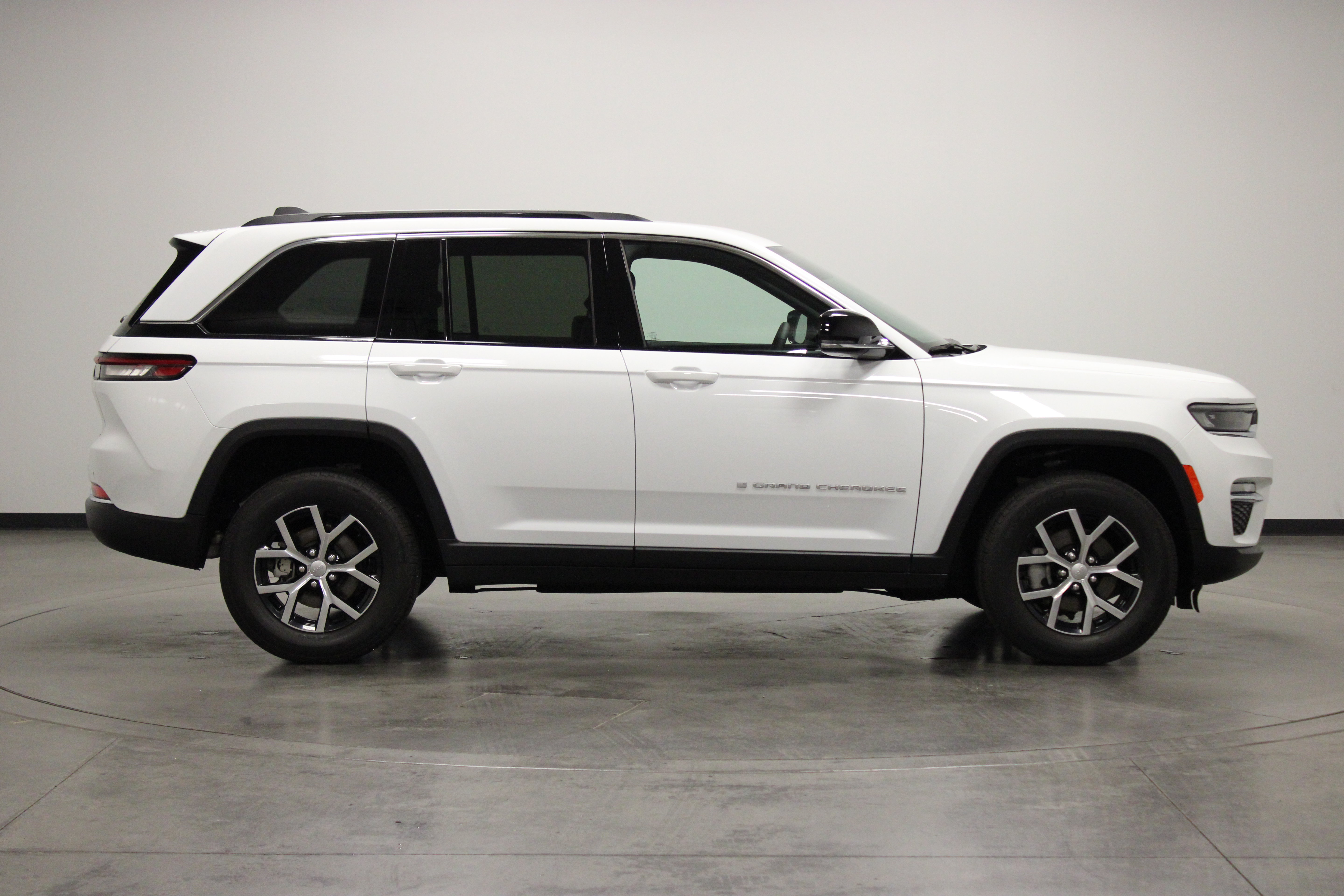 Used 2025 Jeep Grand Cherokee Limited AWD/4WD image 9