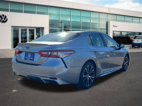 Used 2020 Toyota Camry SE w/ Sunroof Package FWD image 5