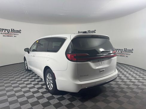 Used 2023 Chrysler Pacifica Touring-L image 7