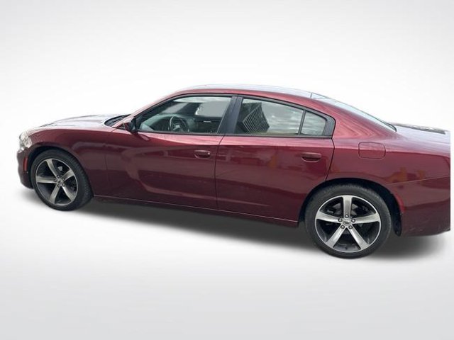 Used 2017 Dodge Charger SE RWD image 10