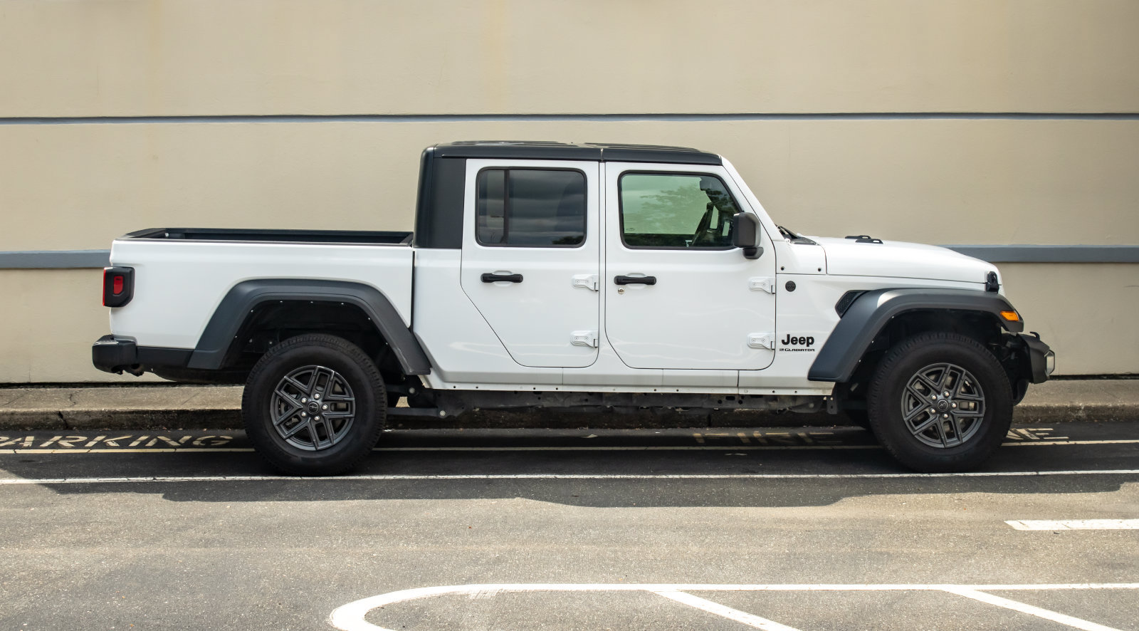 Used 2025 Jeep Gladiator Sport AWD/4WD image 9