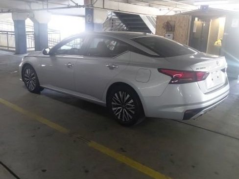 Used 2023 Nissan Altima 2.5 SV w/ SV Premium Package FWD image 3