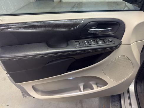 Used 2015 Chrysler Town & Country Touring-L w/ Driver Convenience Group image 13