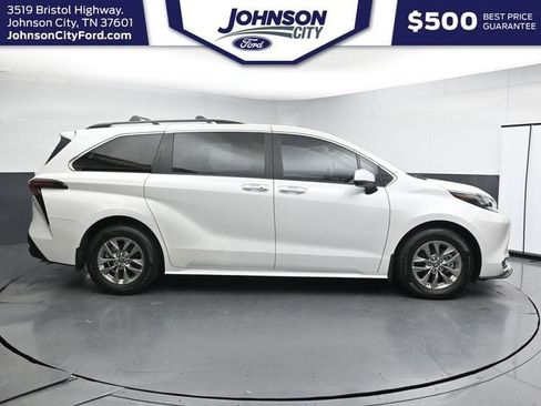 Used 2024 Toyota Sienna XLE FWD image 13