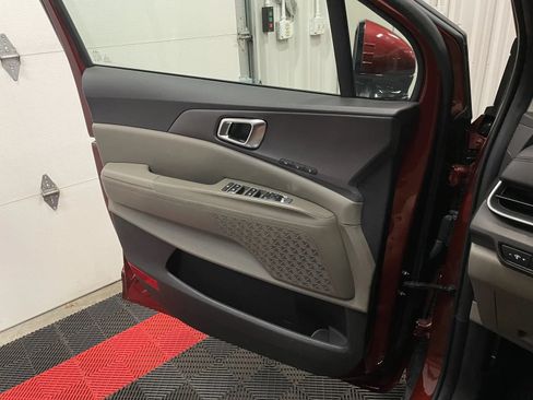 Used 2025 Kia Carnival EX FWD image 25